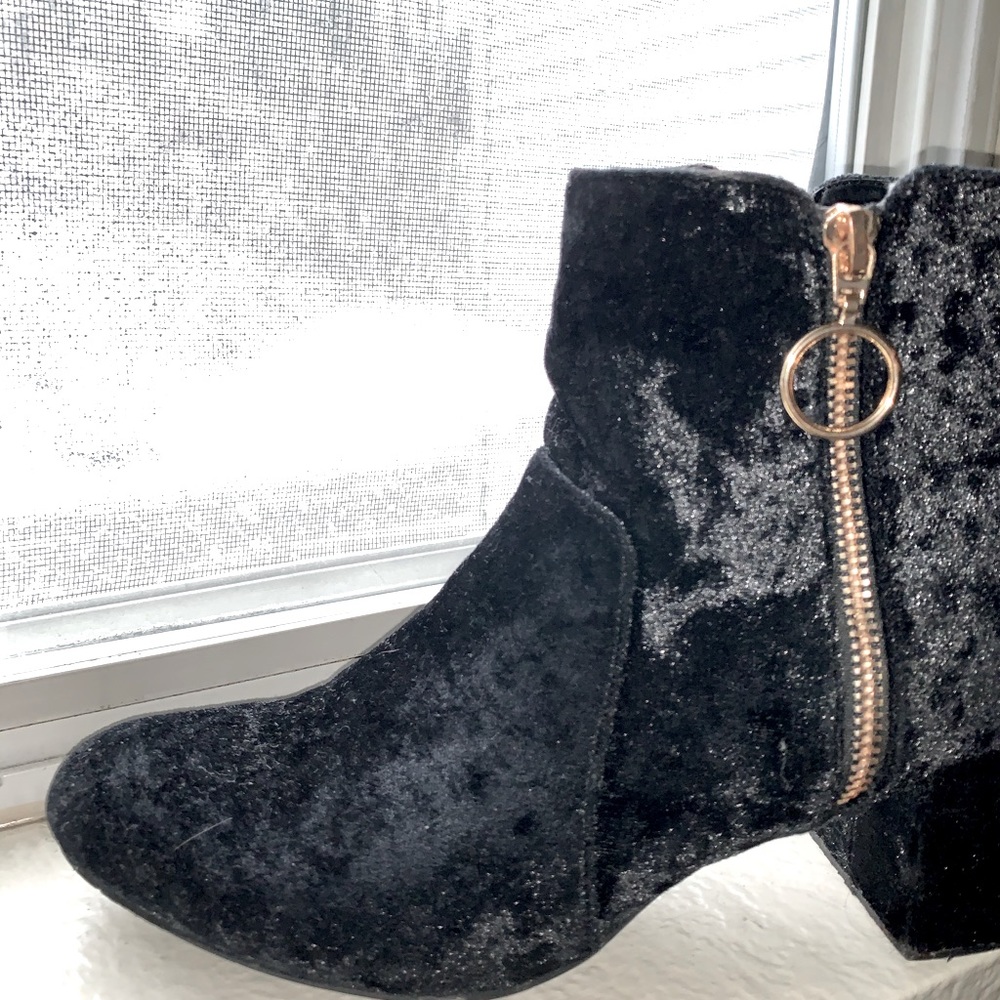 Lisette Soft Suade Short Black Boots Size 8